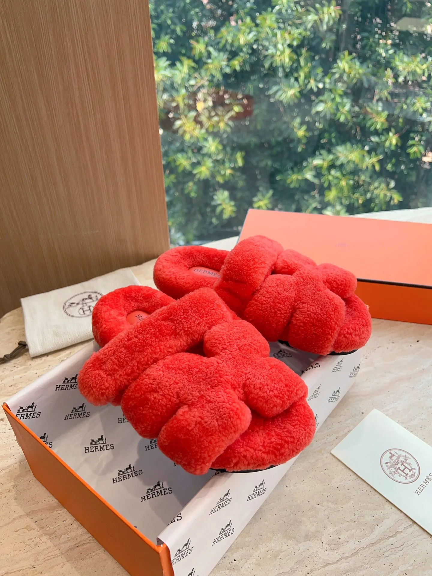 👟👟Ex-factory price 500👟👟 (Top version) Hermes Hermès Second Uncle Fur Slippers Can be made without standard: [Note: No standard needs to be customized] In 2024, the official website and Xiaohongshu will synchronize the latest color matching Hermès hot models, upgraded workmanship, high quality! Fashionable small wool H-slip autumn and winter style flat-soled wool mop. Fabric: Imported lamb's roll real wool. Lining: Imported lamb's roll real wool. Outsole: Genuine leather outsole. Size: 35-43, [Note: 41, 42, 43 customized]